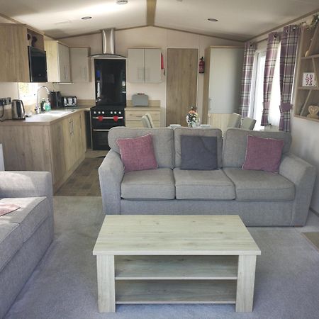 Lake Escape - Hoburne Cotswolds South Cerney Room photo