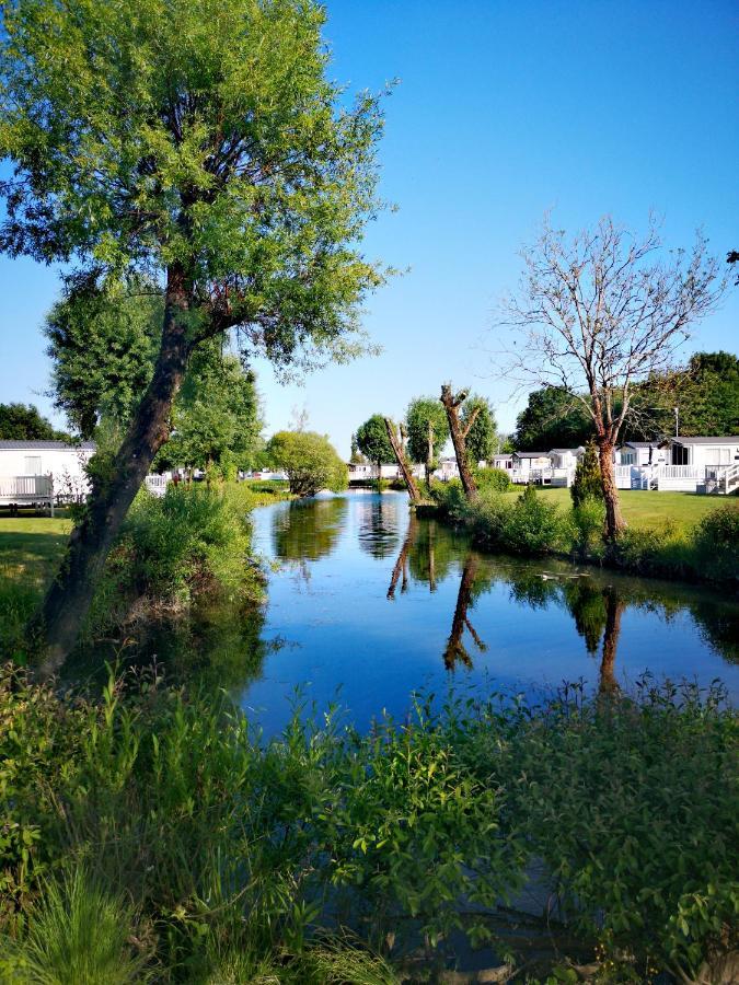 Lake Escape - Hoburne Cotswolds South Cerney Exterior photo