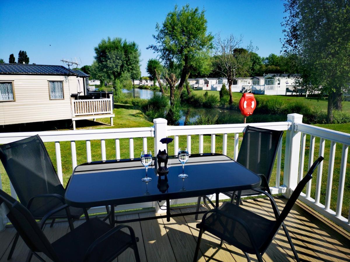 Lake Escape - Hoburne Cotswolds South Cerney Exterior photo