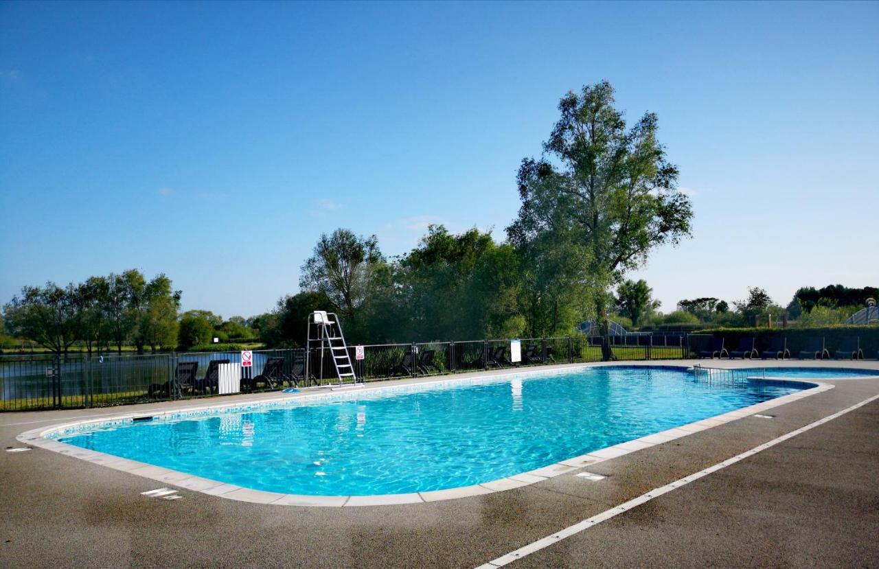 Lake Escape - Hoburne Cotswolds South Cerney Exterior photo